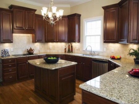 Cocina integral con isla en escuadra color miel oscuro, cedro $ 4.500.000
