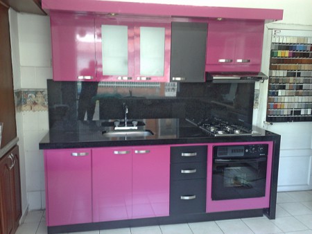Cocina moderna, de 2.00mts con accesorios Color Fucsia y negro en cedro$ 3.5000
