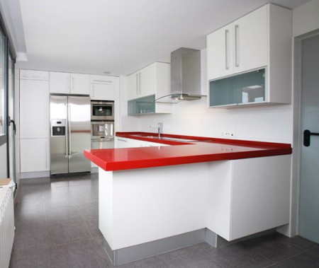 Cocina integral en L de 4.00mts, color blanco y rojo en pino $  5.300.000