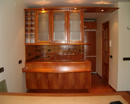 Cocina en "U"  de 4mts. en  pino,  acabado  en color miel brillante $ $4.000.000