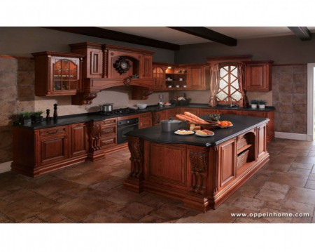 Cocina en " L"  de 5mts. con isla tallada, en cedro, color miel $9.000.000